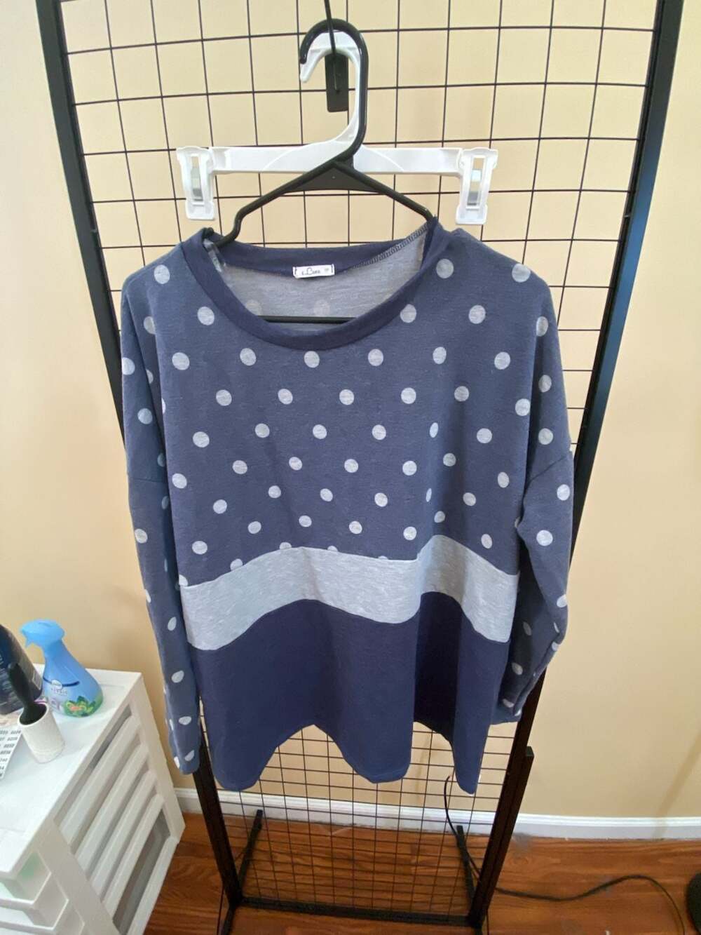 e. Luna Women's Plus Size 1X Navy and Gray Color Block Polka Dot Long Sleeve Top